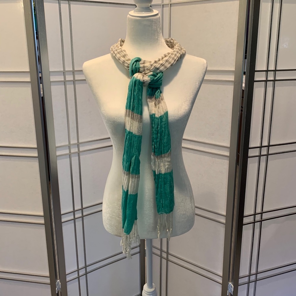 *LIKE NEW* Scarf. Lightweight. Grey and green.